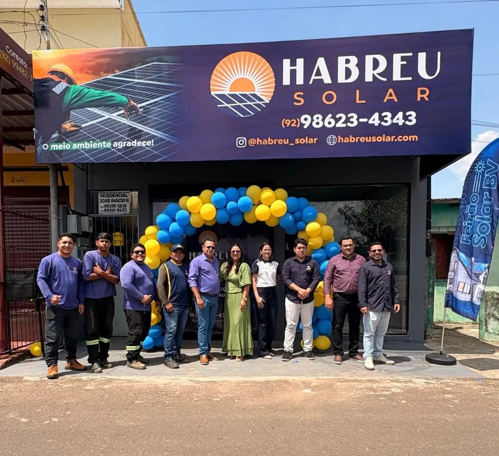 Fachada da loja Habreu Solar em Manacapuru com equipe